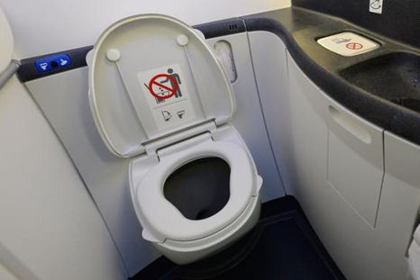A dónde van los desechos del baño de un avión