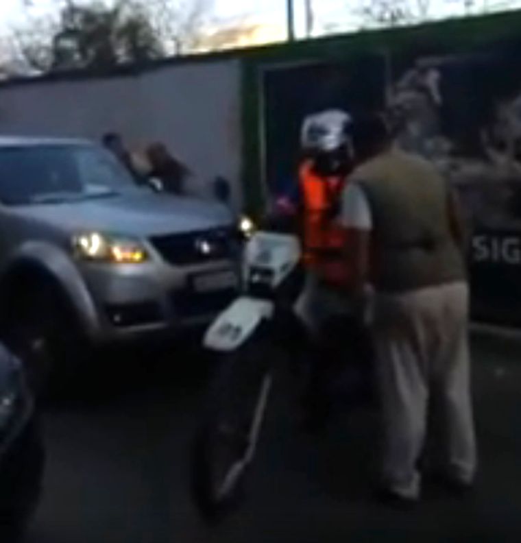 Los dos hombres discutieron hasta que uno de ellos tiró un gancho letal