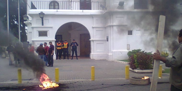 Hoy la protesta incluyó quema de cubiertas frente al palacio municipal.