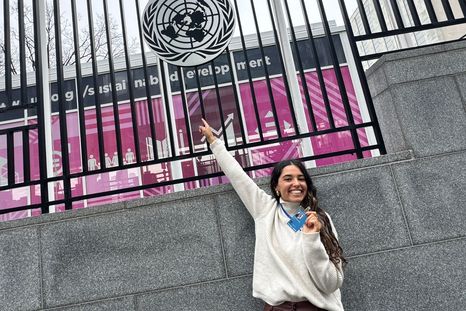Zoe en la puerta de ONU. Zoe en la puerta de ONU.