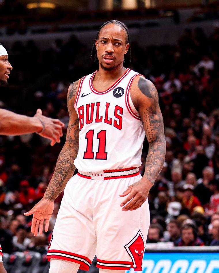 DeMar DeRozan se pasó de rosca y terminó cometiendo una falta flagrante, que terminó desencadenando una pelea. Foto: @Bulls