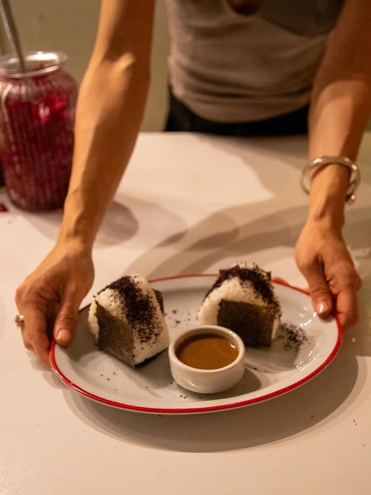 Además, a través de contenidos audiovisuales, la artista busca acercar las costumbres japonesas a un público más amplio. Además, a través de contenidos audiovisuales, la artista busca acercar las costumbres japonesas a un público más amplio.