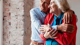 En esta nota te dejaremos consejos para mantener cómodos a los adultos mayores durante los meses más fríos Foto: Freepik