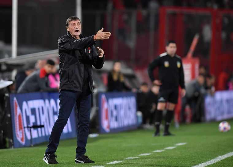 Falcioni apuntó contra el arbitraje. Foto: Télam