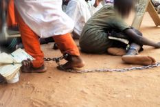 Investigación BBC | Levanté la mirada y vi que tenían grilletes: las escuelas islámicas en las que encadenan a los niños