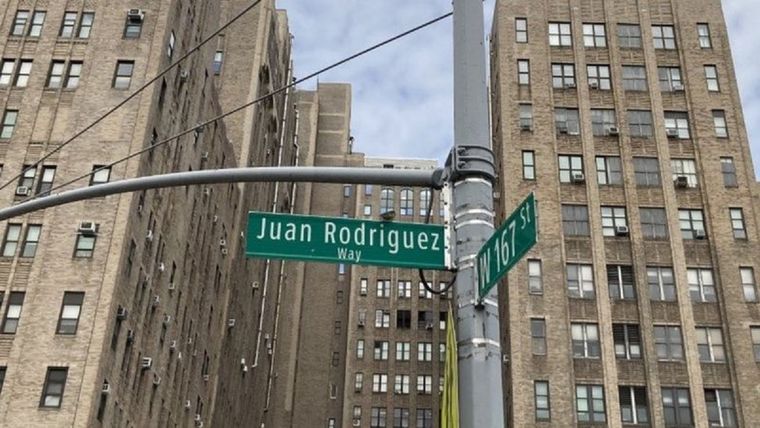 Un tramo de la avenida Broadway entre las calles 159 y 218 nombrado en homenaje a Juan Rodríguez. Foto: BBC Mundo
