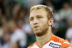 es capitan en su seleccion y dejo el futbol para ir a la guerra