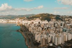 Las playas de Florianópolis y otros destinos turísticos brasileños están afectadas por un brote de gastroenterocolitis causado por la contaminación del agua. Foto: Techera Turismo