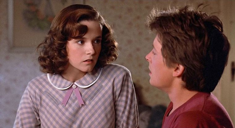 VOLVER AL FUTURO En la película, Marty viaja al pasado y conoce a la versión joven de sus padres Foto: ARCHIVO