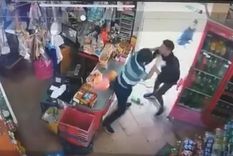 dos ladrones robaron en un super chino y le cortaron el cuello al dueno