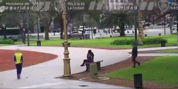 El robo fue captado por las cámaras de monitoreo de la Ciudad. Foto: Captura de pantalla