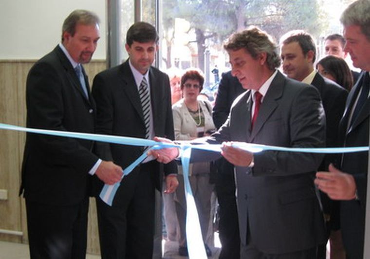 El  ministro Cerroni y el intendente Giménez inauguran el edificio remodelado por la comuna Foto: Daniel E. Gutierrez/MDZ