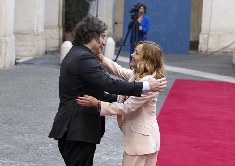 El abrazo de Javier Milei con Giorgia Meloni en su encuentro en Roma, Italia, en el marco de la firma del memorándum entre YPF y ENI para exportar GNL de Vaca Muerta.
