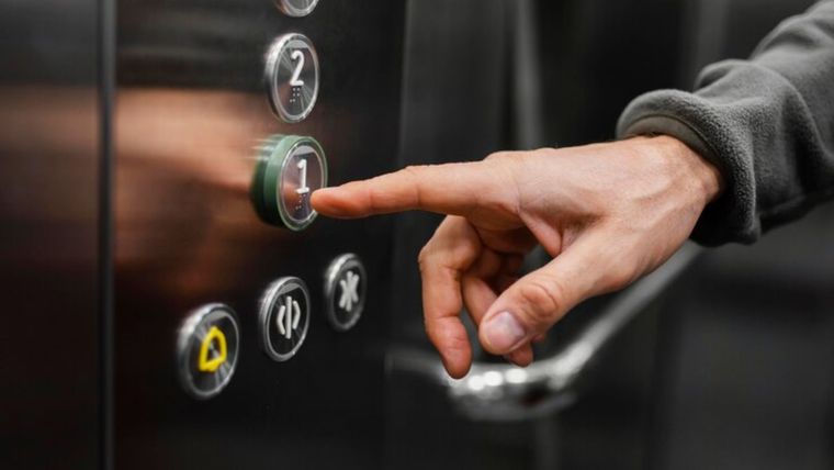 Se cansó de escuchar a su vecina llorar y puso un mensaje en el ascensor del edificio. Foto: Freepik