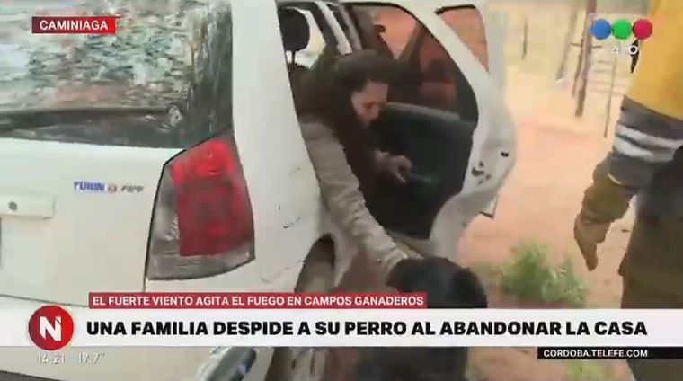 Una familia se despidió de su perro en medio de la evacuación.
