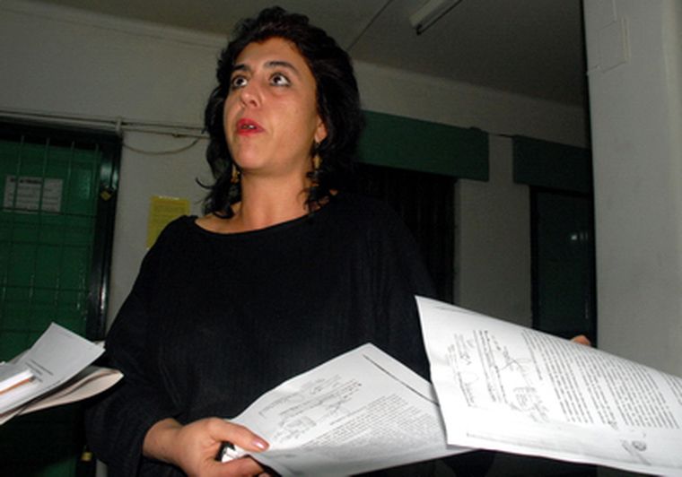 Raquel Blas, delegada gremial de ATE explicó esta noche las acciones legales. Foto: Nacho Gaffuri / MDZ