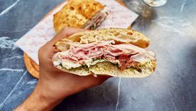 Los embutidos como el pavo, el jamón y el rosbif tienen alrededor de 1,5 g de sal por porción. Los embutidos como el pavo, el jamón y el rosbif tienen alrededor de 1,5 g de sal por porción.