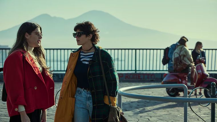 La miniserie de Netflix adapta la novela homónima de Elena Ferrante y está protagonizada por Giordana Marengo y Valeria Golino.