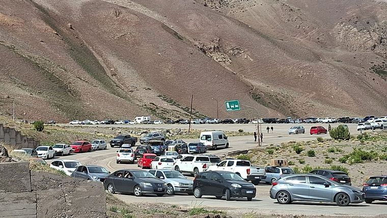 La fila de vehículos intentando cruzar desde Chile.&nbsp;