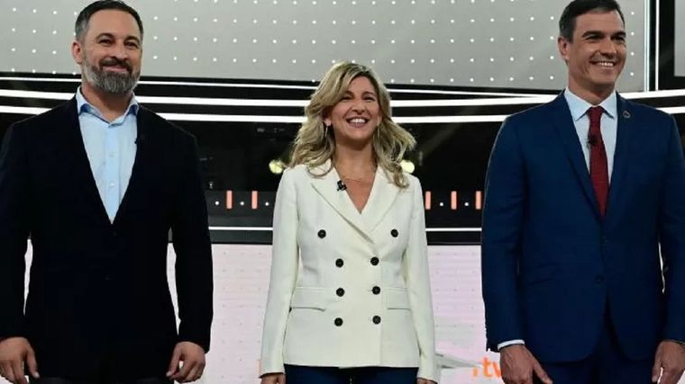 Santiago Abascal (izquierda), líder de Vox; Yolanda Díaz (centro), que comanda la coalición de izquierdas Sumar; y Pedro Sánchez (PSOE), presidente del gobierno. Foto: GETTY IMAGES