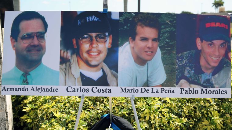 En el ataque murieron tres ciudadanos norteamericanos: Armando Alejandre Jr., de 45 años; Carlos Costa, de 29, y Mario de la Peña, de 24. También falleció el cubano Pablo Morales, de 29 años, quien había sido rescatado años antes por Hermanos al Rescate.
