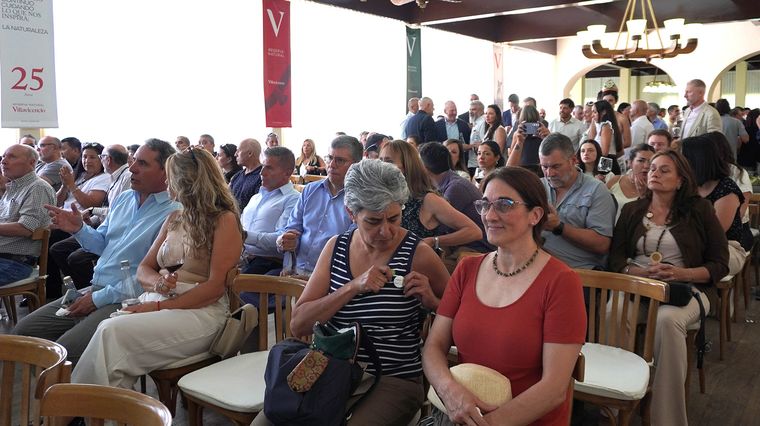 A la celebración asistieron más de 200 invitados. A la celebración asistieron más de 200 invitados.