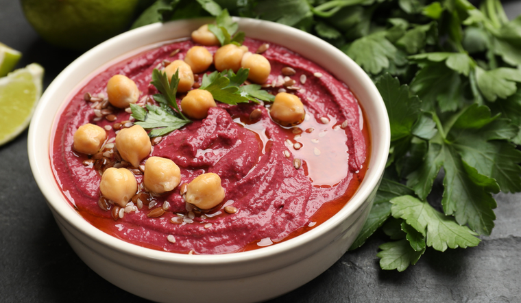 Añadile los toppings que quieras a este hummus de remolacha, de verano