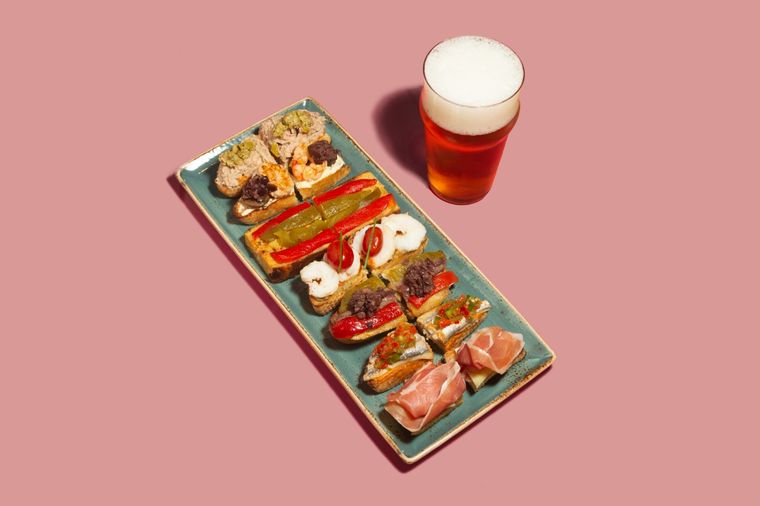 Montaditos con langostinos, portobellos, tomate, romescada y jamón ibérico en Burladero (CABA) Foto: Gentileza Tapeando