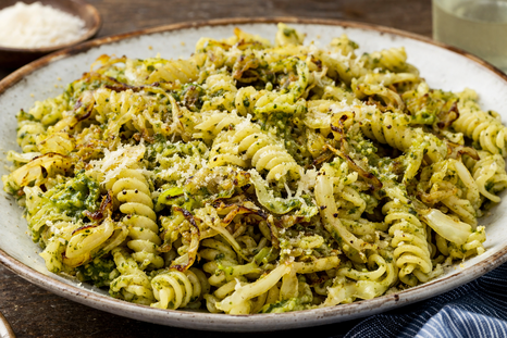 La pasta con pesto y repollo, una fusión extraña pero que funciona. (Imagen generada con IA). La pasta con pesto y repollo, una fusión extraña pero que funciona. (Imagen generada con IA).