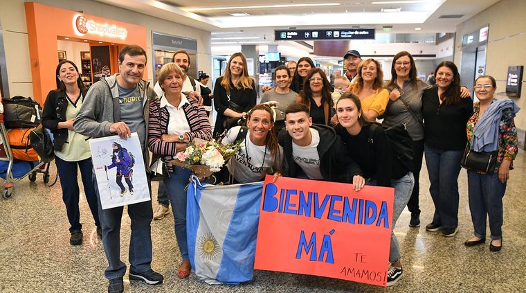 Laura junto a sus afectos en el aeropuerto de Mendoza Foto: ALF PONCE MERCADO / MDZ
