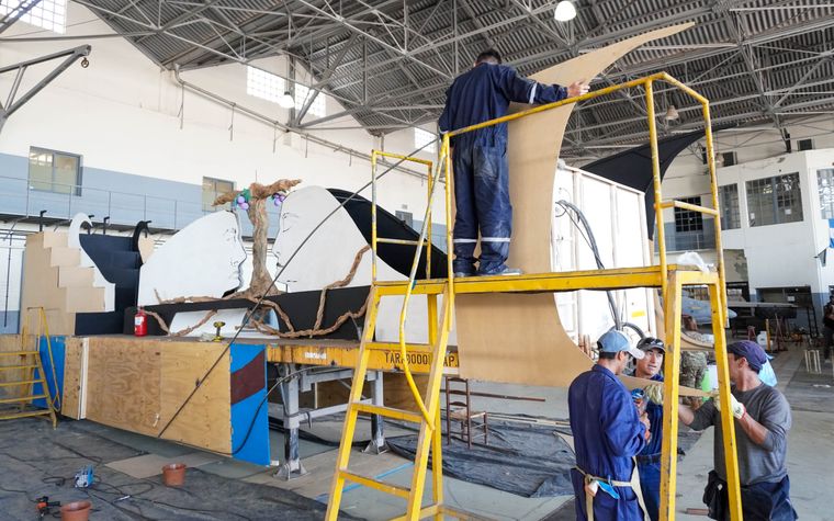 Los carros de vendimia se construyen respetando la identidad de cada departamento.