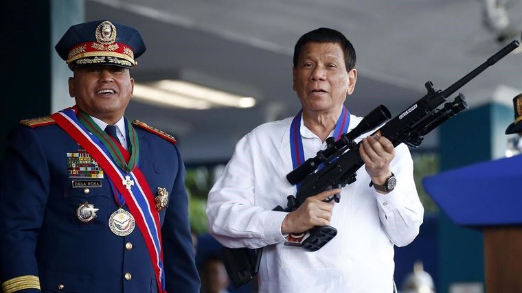 El presidente de Filipinas posa orgulloso con una poderosa arma de fuego
