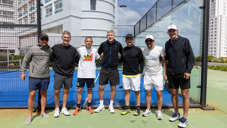 Jorge Brito, Leo Mateu, Maxi Rodríguez, Martin Palermo, Germán Paoloski, José Chatruc y Rolando Schiavi. Jorge Brito, Leo Mateu, Maxi Rodríguez, Martin Palermo, Germán Paoloski, José Chatruc y Rolando Schiavi.