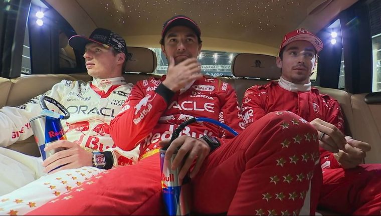 Checo al medio, Max y Charles lo acompañan. Foto: @F1
