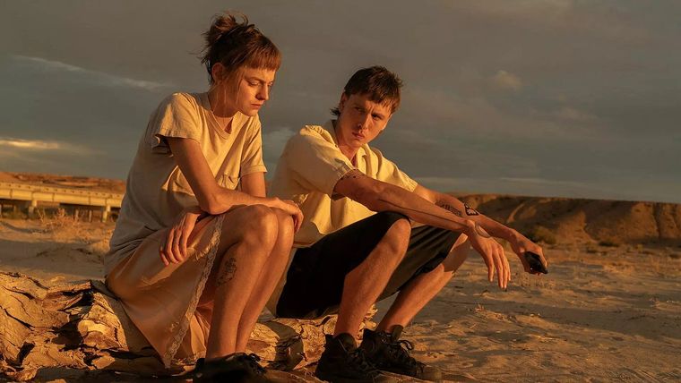 Emma Corrin y Harris Dickinson, dos jóvenes estrellas en ascenso que se roban cada escena. Emma Corrin y Harris Dickinson, dos jóvenes estrellas en ascenso que se roban cada escena.