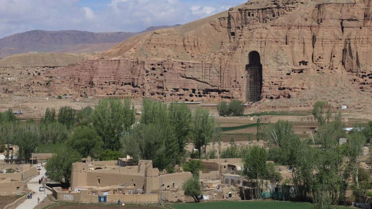 Un agujero dejado por la destrucción de una de las estatuas de Buda en Bamiyán; Sarhadi admite que él la destruyó.