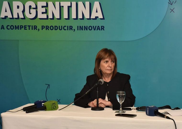 La ministra de Seguridad, Patricia Bullrich, anunció hoy que el Gobierno argentino firmará un acuerdo con el FBI para prevenir atentados terroristas.