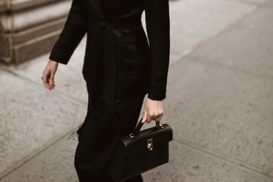 MDZol | El traje negro es el ideal para todas las mujeres mayores de 60 que quieren lucir bien en cualquier ocasión. Foto: Memorandum