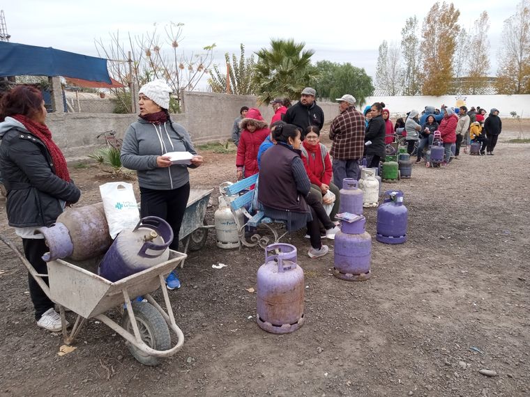 Para comprar la garrafa a $500 hay que llevar la certificación negativa del Anses (que dura 30 días) y la fotocopia de DNI. Foto: MDZ