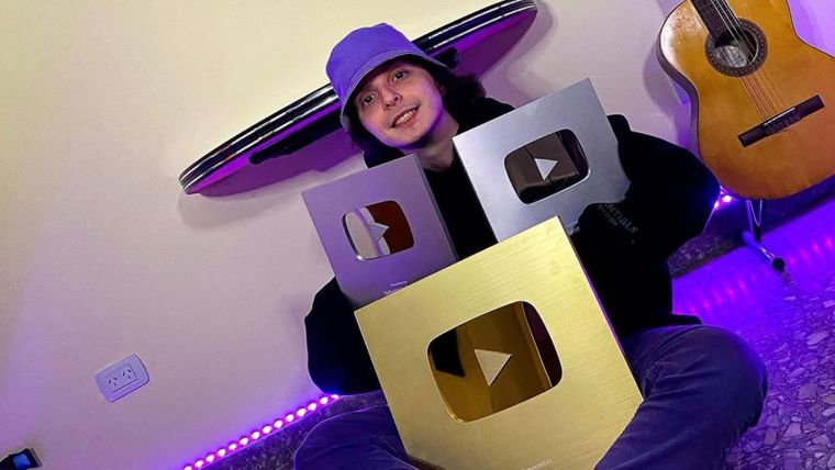 Chatterbox tenía 1,69 millones de suscriptores en YouTube. Chatterbox tenía 1,69 millones de suscriptores en YouTube.