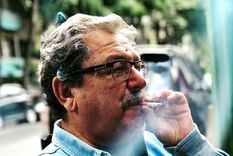 Paco Ignacio Taibo II y su cigarrillo. Foto: Prensa FCE