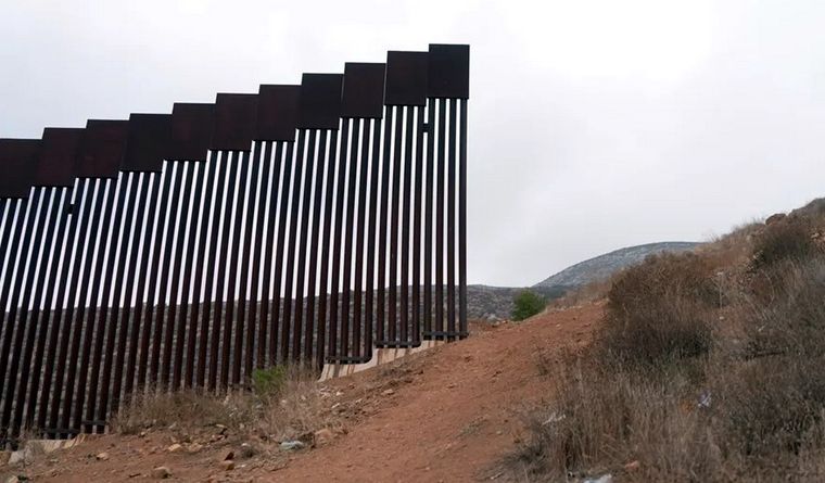 Hay más metros de muro en la frontera entre los dos países. Foto: Efe.