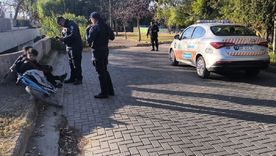 El ladrón arrojó a una de las víctimas a un canal y le fracturó un codo  