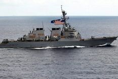 video de alta tension: destructor de eeuu echado y escoltado por un buque de rusia