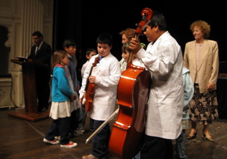 Los chicos entusiasmados recibieron diversos instrumentos musicales de la Nación. Foto: MDZ