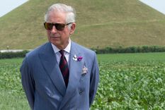 Carlos lleva unas gafas que son furor.