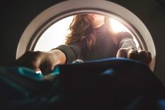 No todas las lavadoras liberan la misma cantidad de microfibras al agua residual. Foto: BBC