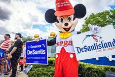 Protesta de activistas de extrema derecha y grupos patriotas adyacentes a QAnon, frente a la entrada de Walt Disney World en Orlando. Foto: PDecker.