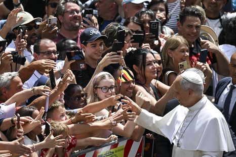 El Episcopado lanzó una convocatoria para voluntarios de entre 18 y 65 años que quieran participar de la visita del Papa a la Argentina. El Episcopado lanzó una convocatoria para voluntarios de entre 18 y 65 años que quieran participar de la visita del Papa a la Argentina.