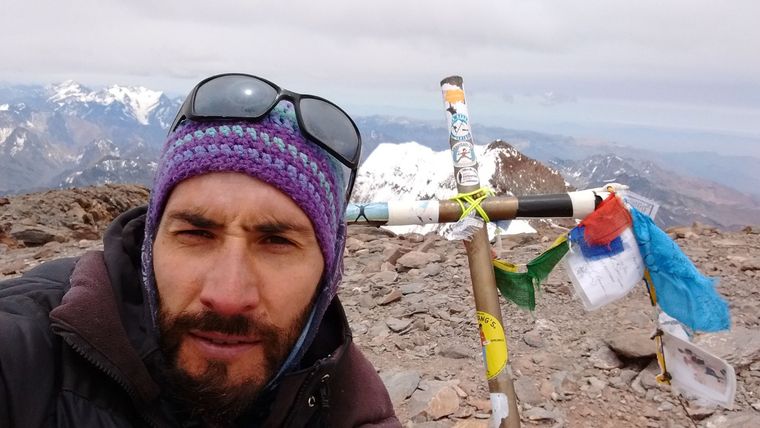 Matías Sergo en la cumbre del Aconcagua. Foto: Revista Cumbres